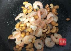 虾仁腰果炒黄瓜的做法图解3