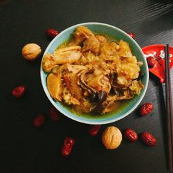 花胶松茸猴菇银耳双杏老母鸡汤的做法[图]