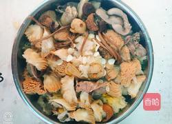 花胶松茸猴菇银耳双杏老母鸡汤的做法图解5