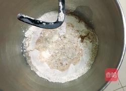 芝麻核桃黑麦包的做法图解3