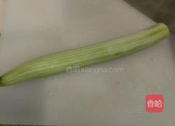 丝瓜撞牛排菇的做法图解1
