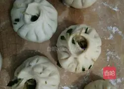 Illustration of how to make leek and egg buns 4