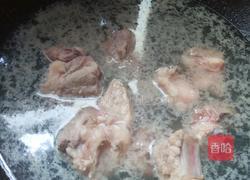 椰肉椰汁排骨汤的做法图解2