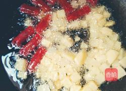 香肠配土豆丁的做法图解4
