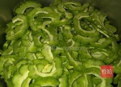 苦瓜拌秋耳的做法图解1