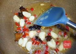 老干妈烧牛蛙的做法图解3