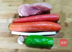Illustration of how to make fried shredded pork with green pepper and carrot 1
