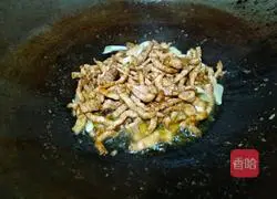 Illustration of how to stir-fry shredded pork with green peppers and carrots 10