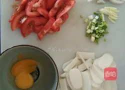 Illustration of how to make fried rice cakes with tomatoes 1