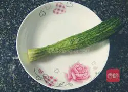 Illustration of how to make cold cucumber strips 1
