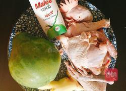 海底椰板栗椰奶木瓜子鸡汤的做法图解1