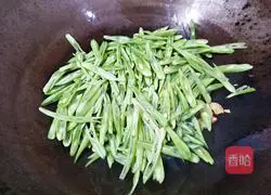 Illustration of how to stir-fry green beans with oil residue 8