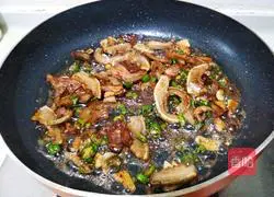 Illustration of how to stir-fry soaked cowpeas with oil residue 8