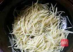 Illustration of how to stir-fry shredded potatoes 6