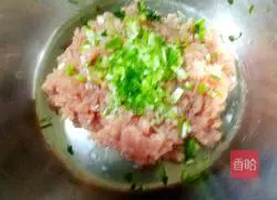Illustration of how to make Chinese cabbage and meat wontons 13