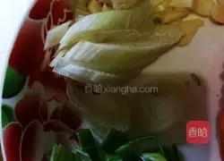 Illustration of how to stir-fry fungus with long yam 3