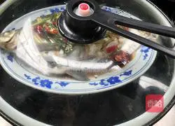 Illustration of how to make steamed Wuchang fish 9
