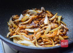 洋葱爆炒八爪鱼的做法图解5