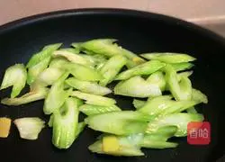 Illustration of how to make lily, celery and shrimp 4