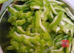 蚝油苦瓜的做法图解1