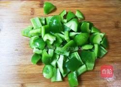 洋葱青椒鸡腿丁的做法图解4