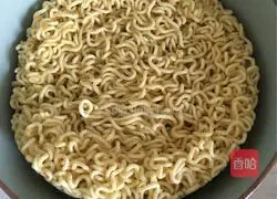 Illustration of how to make fried instant noodles 1