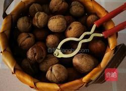 西芹炒核桃的做法图解1