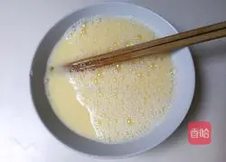 Illustration of how to make steamed eggs with sesame oil, wolfberry and sea cucumber 4