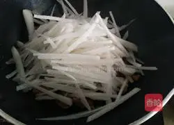 Illustration of how to make simple stir-fried radish, celery and meat slices 4