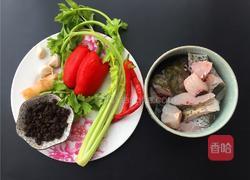 泡椒豆豉干烧鱼的做法图解1