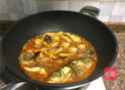 Illustration of how to cook dried fish with pickled pepper and black bean sauce 11