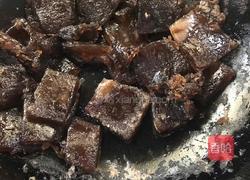 腊肉炒蕨粑的做法图解3