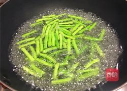 豇豆香干炒肉丝的做法图解2