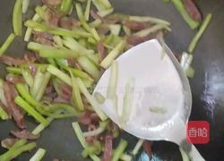 芹菜炒腊肠的做法图解7