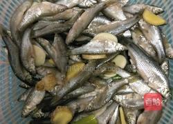 炸小鱼的做法图解2