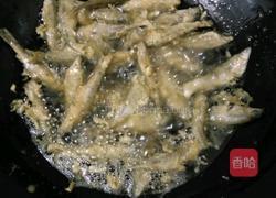 炸小鱼的做法图解7