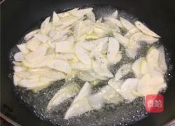 茭白炒肉的做法圖解2