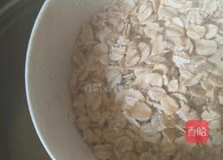 蘑菇瘦肉小米粥的做法图解2