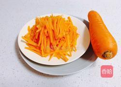 快手炒菜之“素炒胡萝卜”的做法图解1