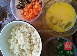 Illustration of how to make carrot, mushroom and egg fried rice 1