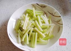 芹菜炒肉的做法图解1