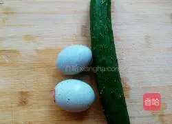 Illustration of how to make preserved eggs and cucumbers 1