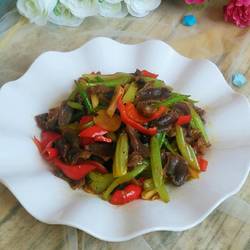 芹菜炒鸭胗的做法[图]