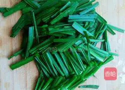 Illustration of how to make fried leek and bean skin 2