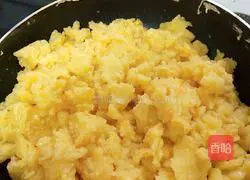 Illustration of how to make custard mooncakes 4