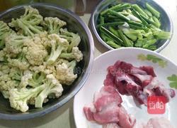 花菜炒肉的做法图解1