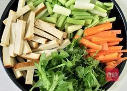 芹菜炒豆干的做法图解1