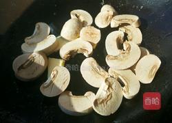 奶油蘑菇鲜虾披萨的做法图解5