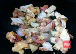 Illustration of how to make mushroom and chicken claypot rice 3