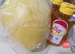 Illustration of how to make Baihua honey grapefruit tea 1